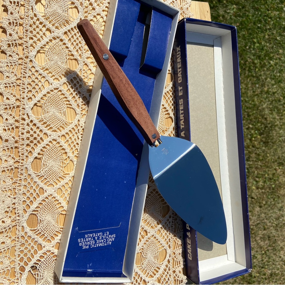✨3 for $20✨Cake and Pie Server Silver Plated Cake Pie Server, Original Box - Picture 3 of 7